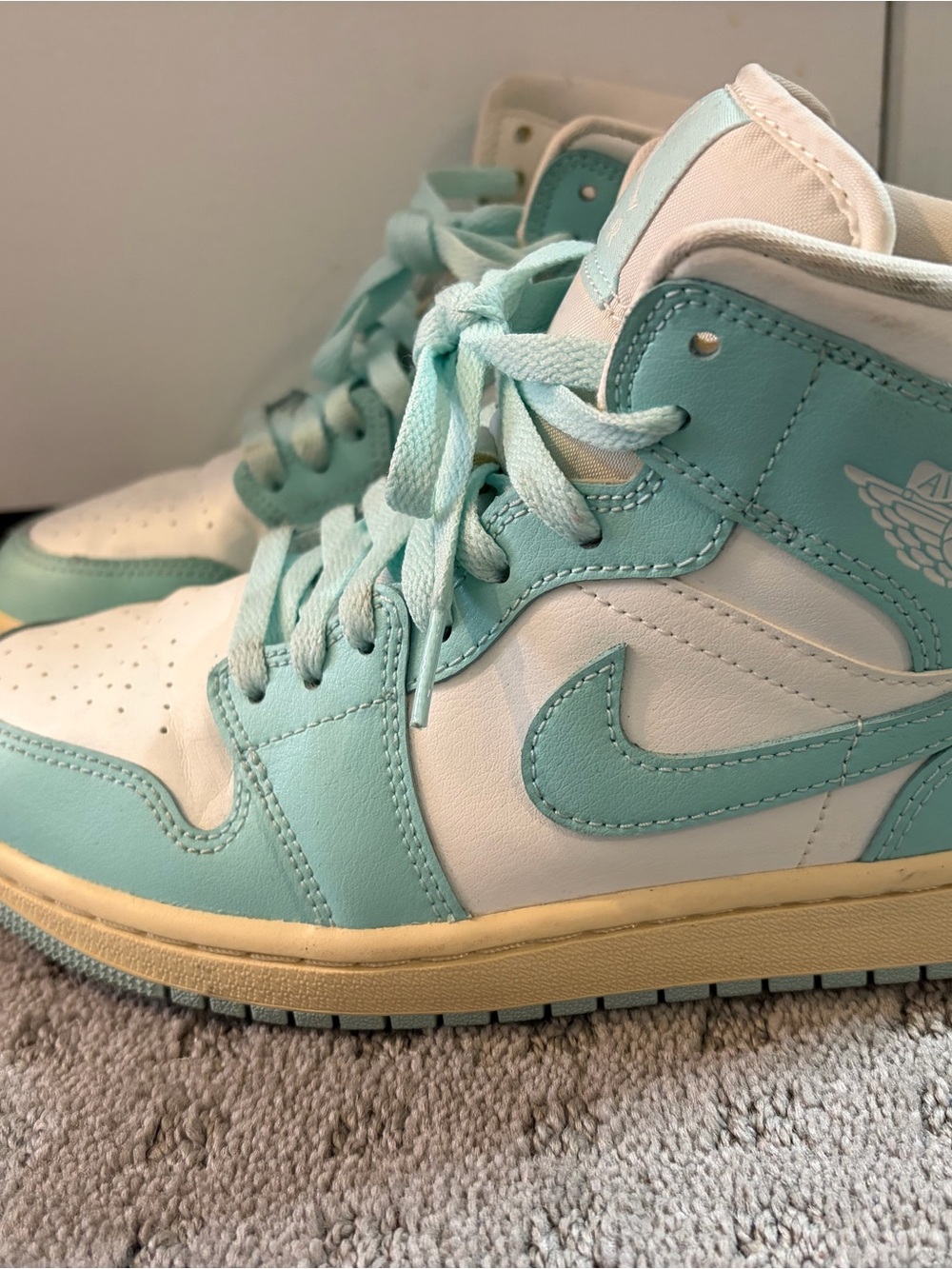 Air Jordan 1 Mid Aqua White Women’s Size 7 BQ6472-132
